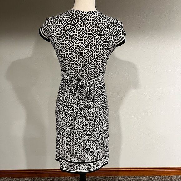 Short sleeve knee length geometric print dress with attached belt - Picture 7 of 13